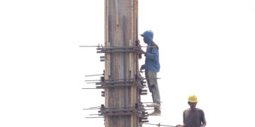 PEKERJA PROYEK GEDUNG DINAS PU MAROS BEKERJA DI KETINGGIAN TANPA PENGAMAN, SIAPA YANG BERTANGGUNG JAWAB?